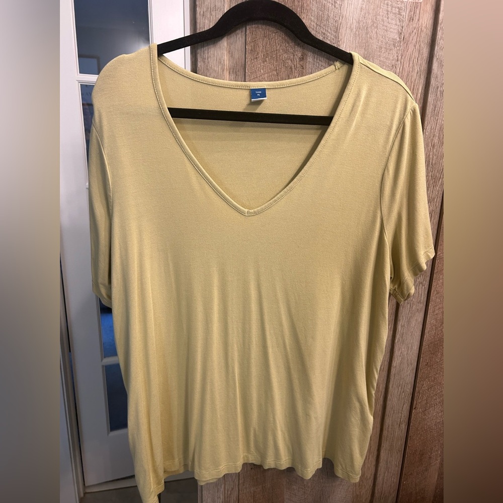 Old Navy Luxe XL Tee in Soft Yellow Lemongrass V-neck